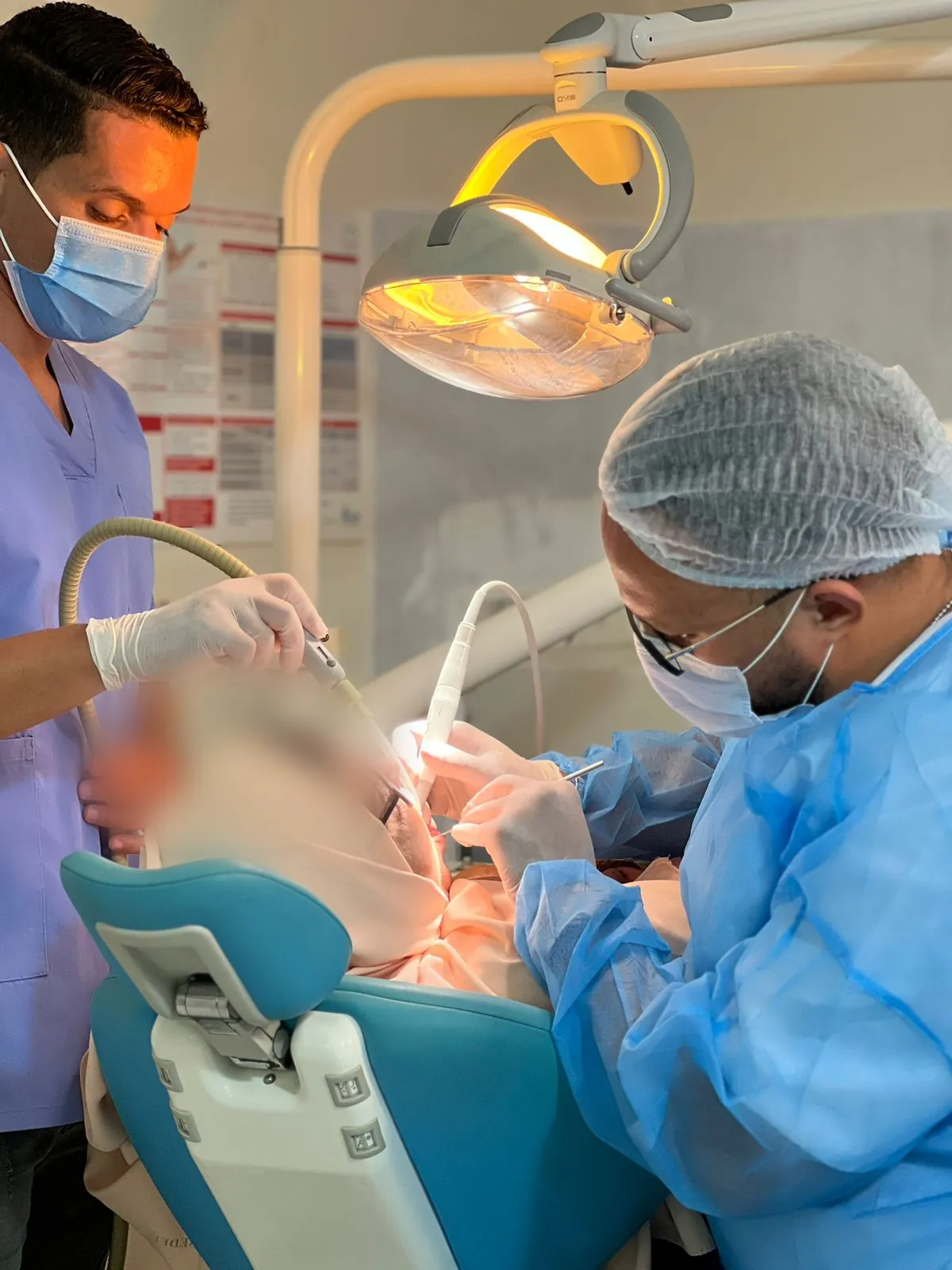 Le Dr. Bouhelmouch en situation de soin au Centre Dentaire