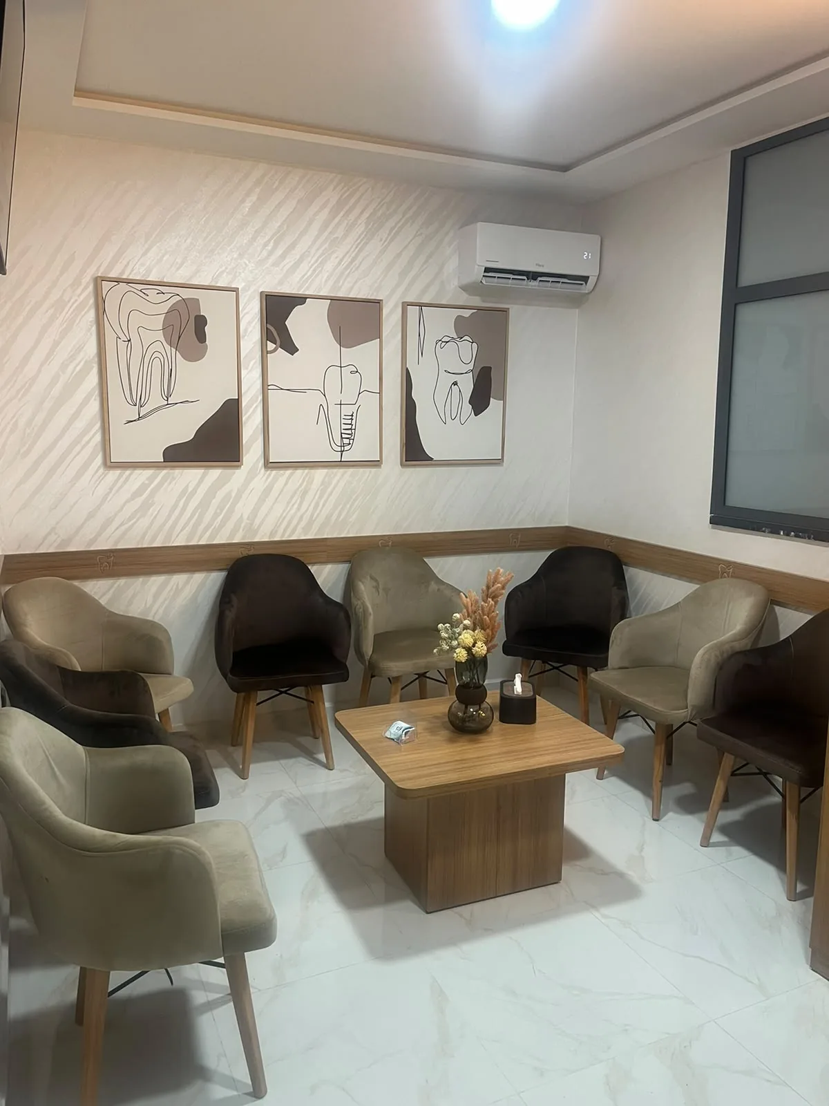 Salle d’attente du Centre Dentaire Dr. Bouhelmouch à Tiznit