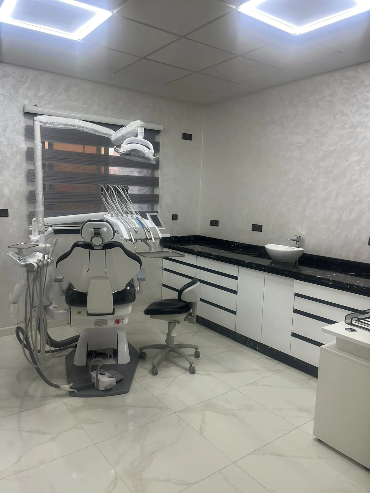 Salle de soins du Centre Dentaire Dr. Bouhelmouch à Tiznit